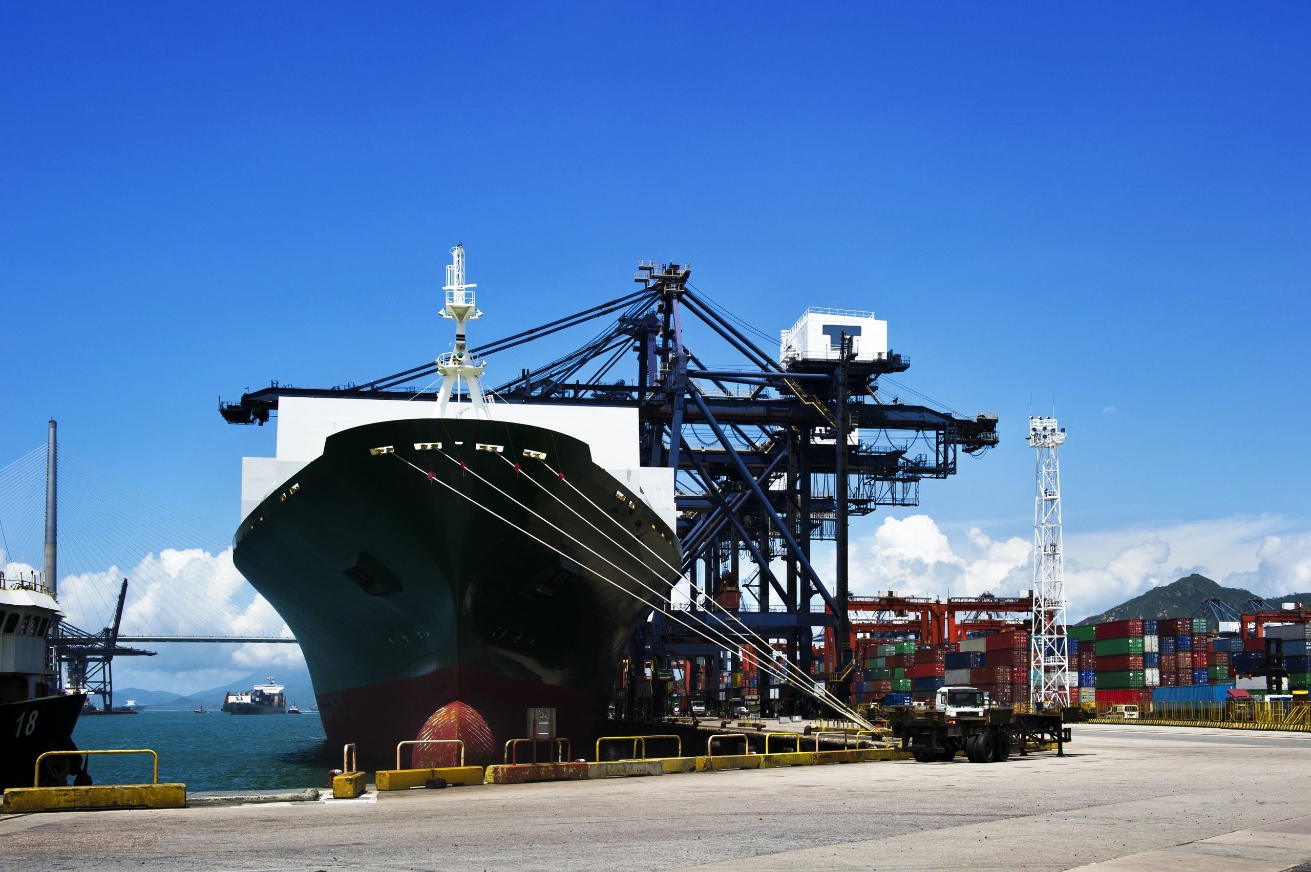 Cargo port with shipping containers